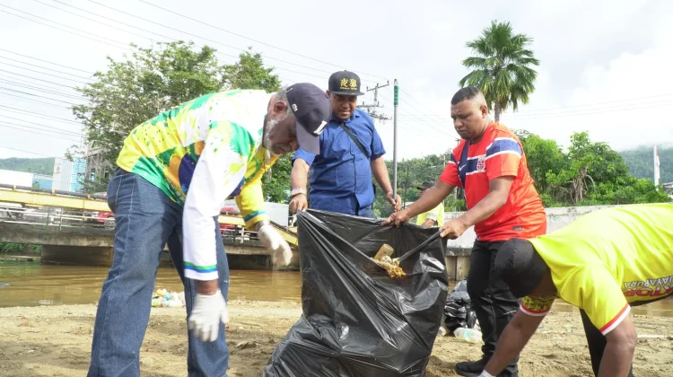 Walikota Abisai dan ASN Kerja Bakti Massal di Kali Anafre