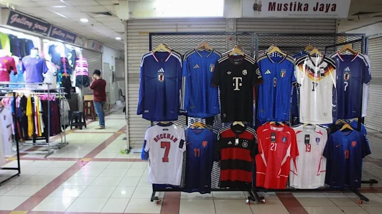 Nekat Beli Jersei Piala Dunia Mahal demi Gengsi