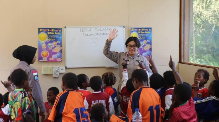 Ops Damai Cartenz Kenalkan Dunia dan Tata Surya kepada Anak-anak di Tembagapura, Tim
