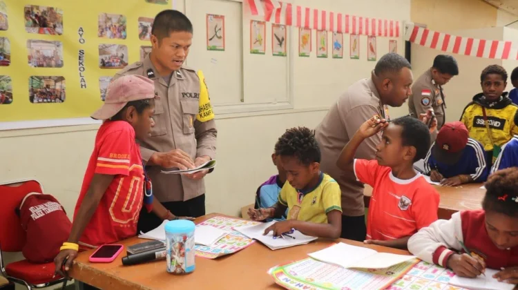 Ops Damai Cartenz Kenalkan Dunia dan Tata Surya kepada Anak-anak di Tembagapura, Tim