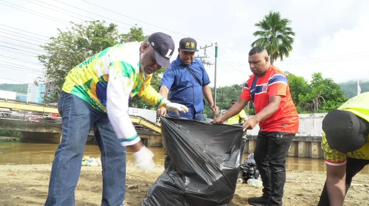 Abisai Ajak Warga Jaga Jayapura Tetap Bersih