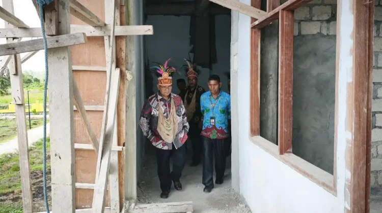Dirjen Bimas Katolik Tinjau Pembangunan Asrama SMAKN Keerom
