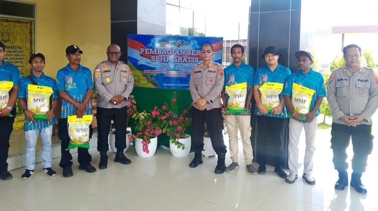 Hari Bhayangkara, Polda Papua Bagikan Beras SPHP kepada Masyarakat