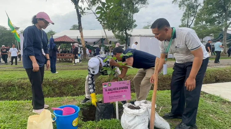Wali Kota Jayapura Tanam Rambutan pada Rakernas APEKSI Medan