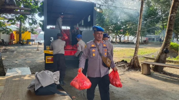 Polresta Jayapura Salurkan 300 Paket Sembako ke Kampung Enggros
