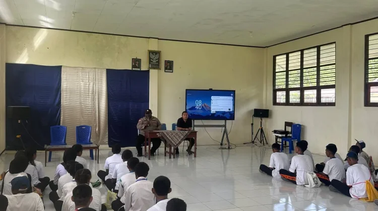 Polisi Edukasi Tertib Berlalu Lintas dan Bahaya Narkoba di SMK Negeri 1 Yapsi