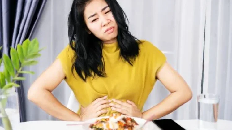 Cara Mengatasi Sakit Perut karena Makanan Pedas