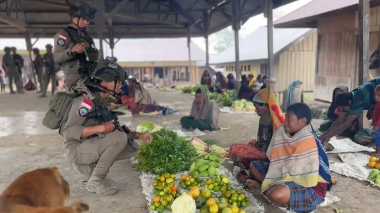 Patroli Dialogis Satgas Ops Damai Cartenz Jaga Keamanan Aktivitas Pasar Sinak