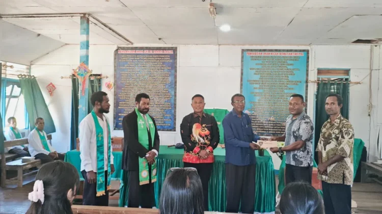 Polsek Bonggo Serahkan Bantuan Bahan Bangunan ke Panitia Pembangunan Gereja