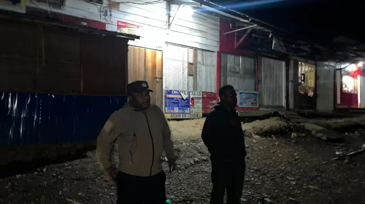 Polres Tolikara Menggelar Patroli Jalan Kaki untuk Perkuat Kamtibmas