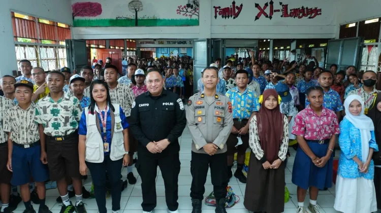Bid Humas Polda Papua Berikan Edukasi Pencegahan Perundungan kepada Pelajar SMA