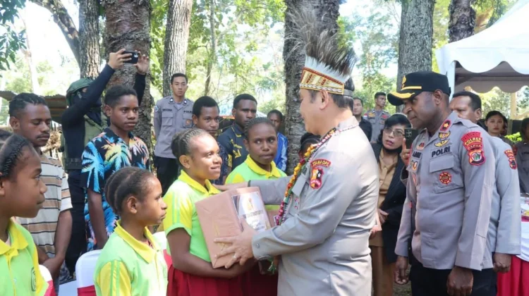 Astama Ops Kapolri Tinjau Pusat Seni Wesaput dan Menyerahkan Bantuan Pendidikan