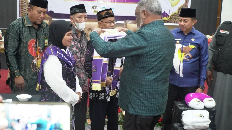 Pemkot Jayapura Berangkatkan 16 Jamaah Umrah