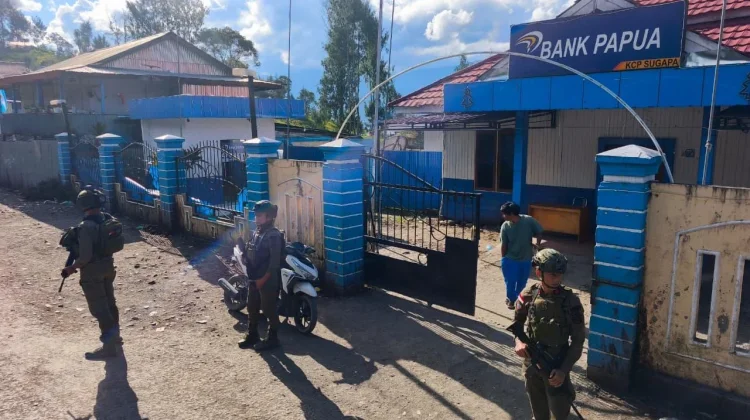 Satgas ODC Bagikan Bahan Makanan dan Amankan Objek Vital di Sugapa