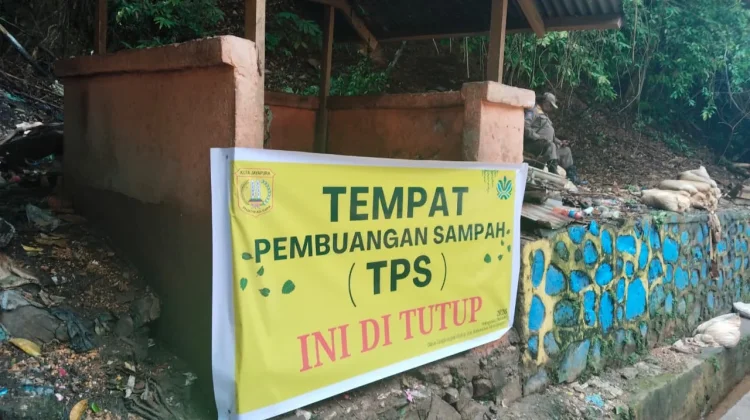 DLHK Kota Jayapura Sosialisasi dan Menutup Tempat Sampah Warga