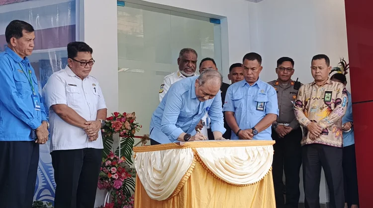 Tandatangani Prasasti, Direktur Utama LPP RRI Resmikan Kantor Baru RRI Jayapura