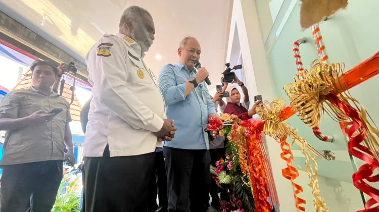Makna dan Sejarah Tradisi Pengguntingan Pita