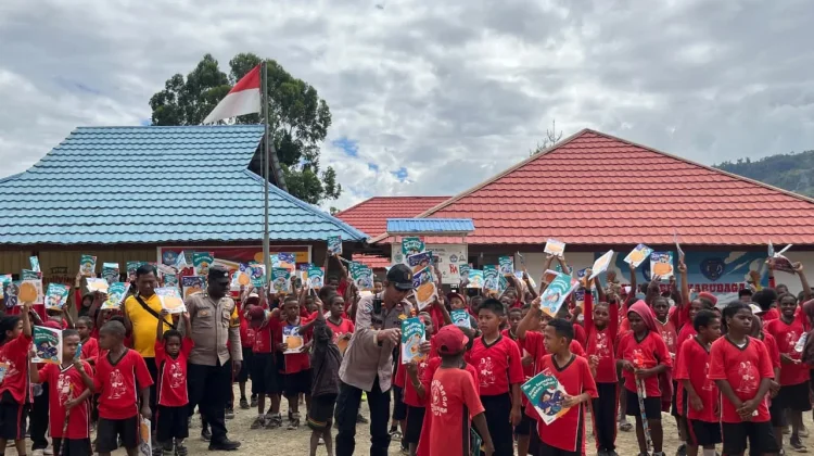 Sat Binmas Polres Tolikara Tanamkan Semangat Literasi kepada Pelajar