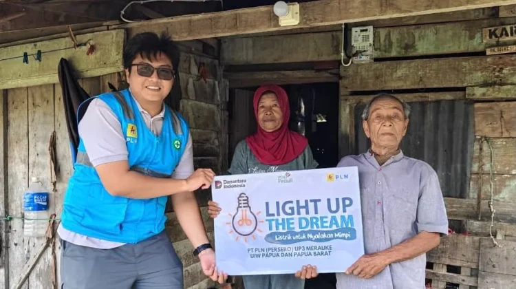 PLN Terangi Rumah Lansia di Merauke Melalui Program Light Up The Dream