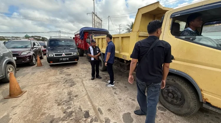 Satreskrim Polres Merauke Tertibkan Antrean Kendaraan di SPBU Ahmad Yani