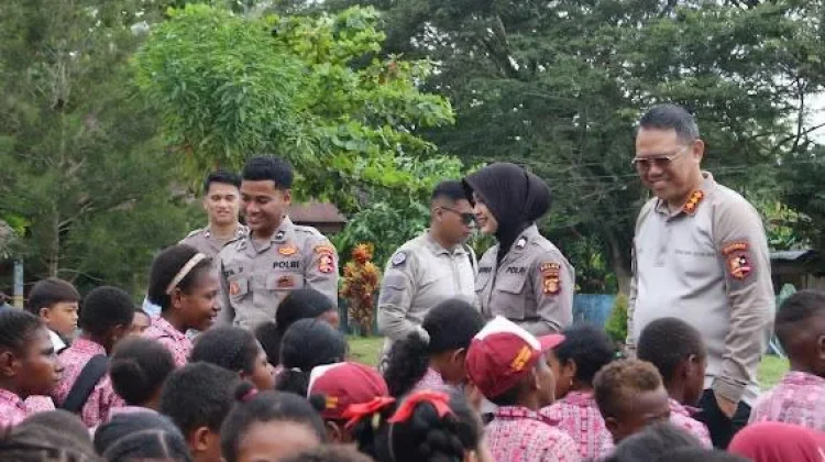 Satgas Ops Damai Cartenz Edukasi Pelajar Sarmi soal Narkoba dan Media Sosial