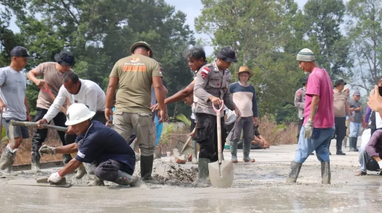 Satgas Ops Damai Cartenz Bangun Akses Jalan ke TPU Muslim di Mimika