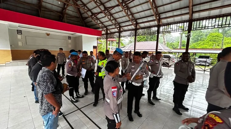Sipropam Polres Sarmi Rutin Periksa Kelengkapan Administrasi Personel