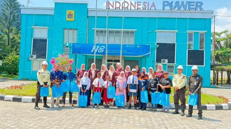 PIKK Cenderawasih dan PLN IP UBP Holtekamp Salurkan Beasiswa Siswa Berprestasi