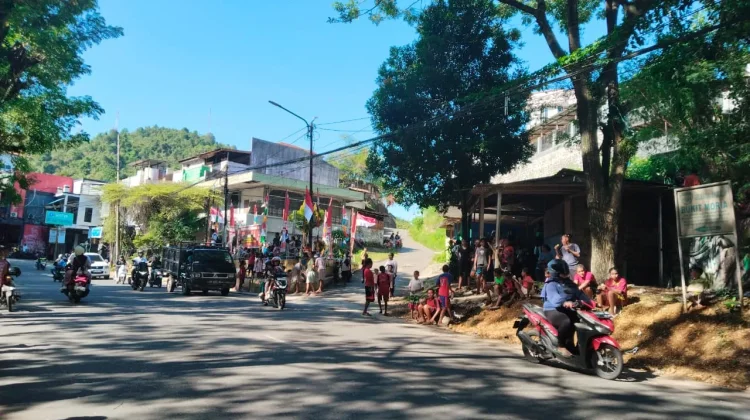 Antusias Masyarakat Menonton Lomba Gerak Jalan