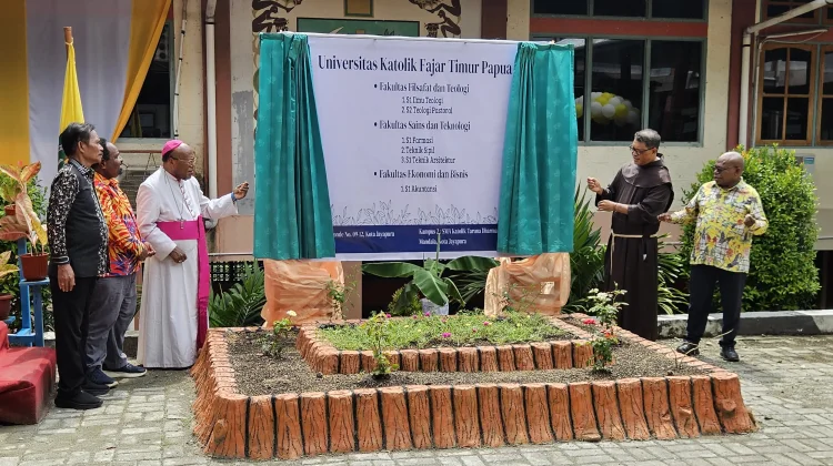 Uskup Jayapura Meresmikan Beroperasinya Universitas Katolik Fajar Timur Papua