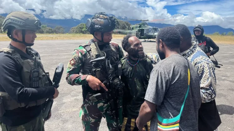 Koops TNI Habema Evakuasi Warga dari Ugimba