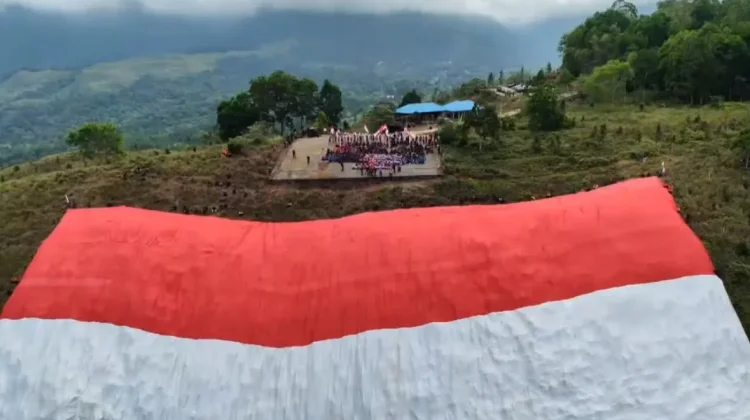 Kirab dan pembentangan Bendera Merah Putih Raksasa oleh Komando Operasi TNI Habem