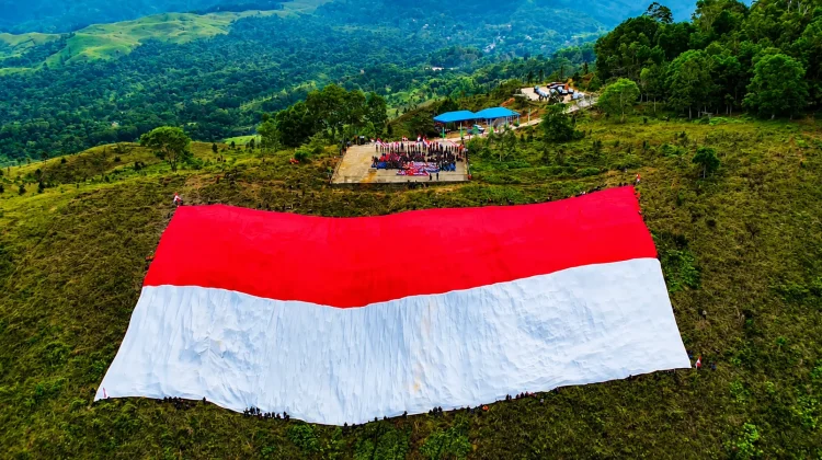 Sambut HUT RI, Bendera Merah Putih Raksasa Dibentangkan di Gunung Cycloop