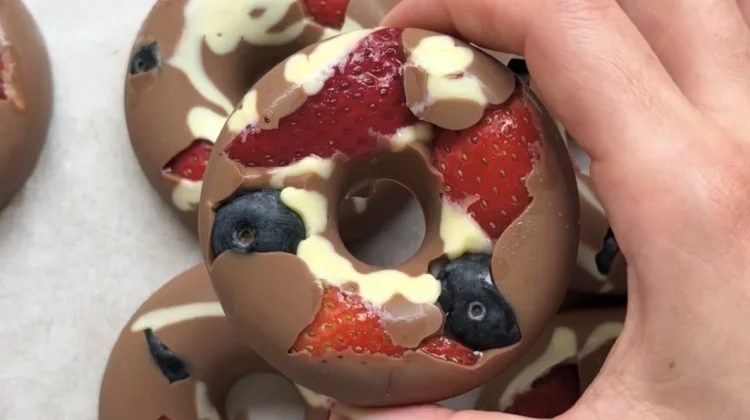 Berry Chocolate Donut, Jajanan Manis yang Bikin Penasaran