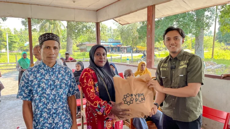 YBM PLN Salurkan Beasiswa dan Modal Usaha di Kampung Nengke, Kabupaten Sarmi