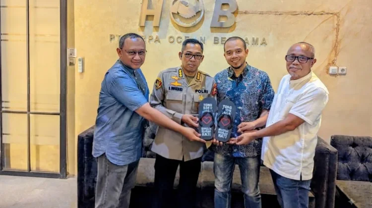 Tiga Perusahaan Serahkan 2.000 Pasang Sandal untuk Masyarakat Papua