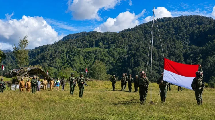 Menembus Keterisolasian Ugimba, Merah Putih Berkibar di Kaki Gunung Cartenz