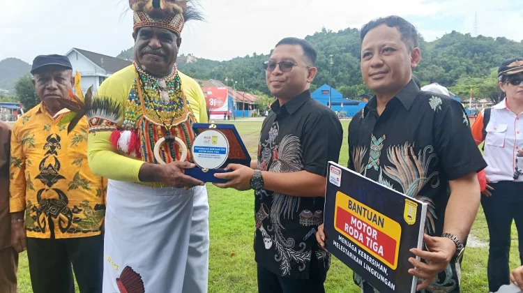 Indomaret Serahkan Lima Motor Roda Tiga untuk Kebersihan Kota Jayapura
