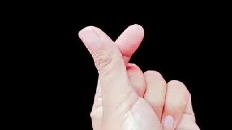 Melacak Jejak Populer Pose Finger Heart Idol Korea