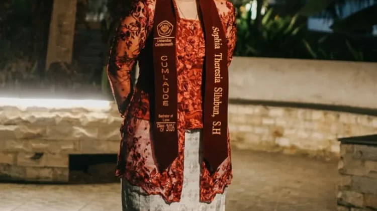 Tradisi Wisuda Mengenakan Kebaya Modern, Brokat Semi Batik
