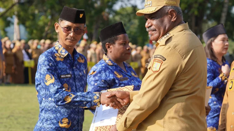 Pemkot Jayapura Serahkan SK PNS kepada 597 ASN