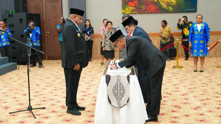 Gubernur Lantik Dua Direktur Bank Papua, Minta Perkuat Kinerja