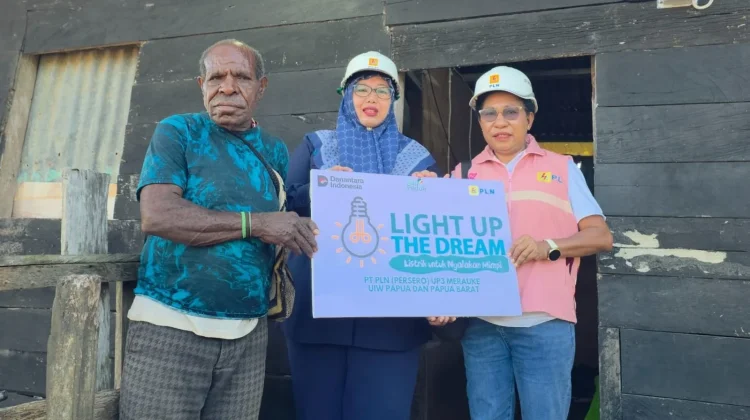 PLN Sambung Listrik Gratis bagi 50 Keluarga Prasejahtera di Tanah Papua