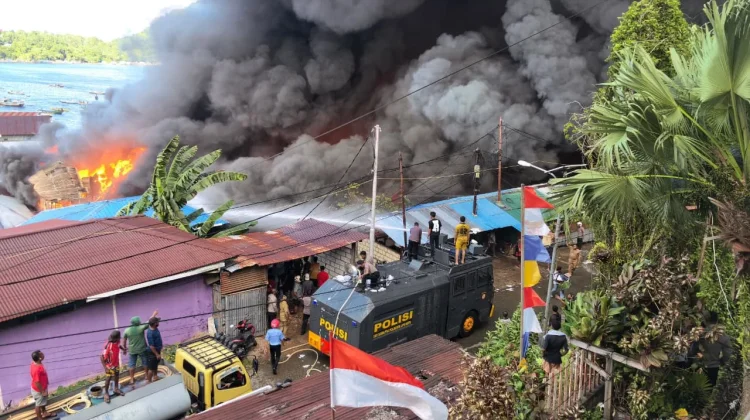 Kebakaran Hebat Hanguskan Ratusan Rumah di Kota Jayapura