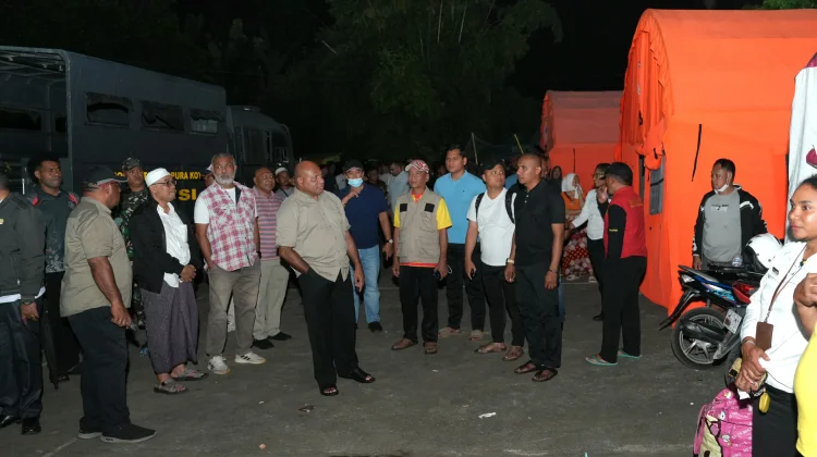Gubernur Papua Tinjau Korban Kebakaran di Tenda Darurat