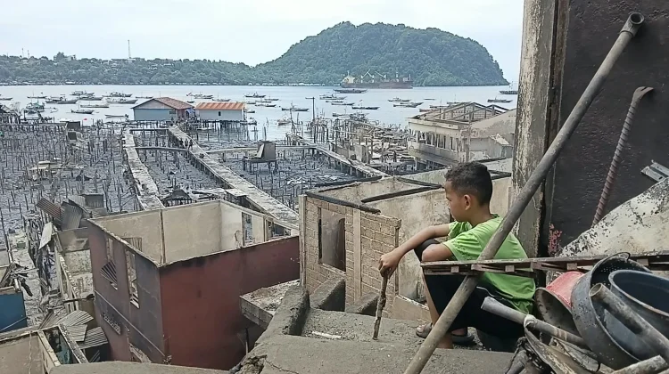 17 Anak Tangga dan Sepiring Nasi: Perjuangan Rezky Mengais Harapan dari Puing Rumah