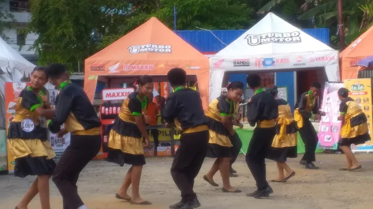 Menari dan Berpancar di Halaman RRI Jayapura