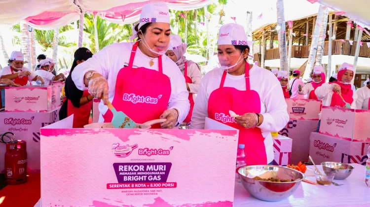Serentak Pertamina Patra Niaga Bagikan 8.100 Porsi Makanan untuk Pelanggan