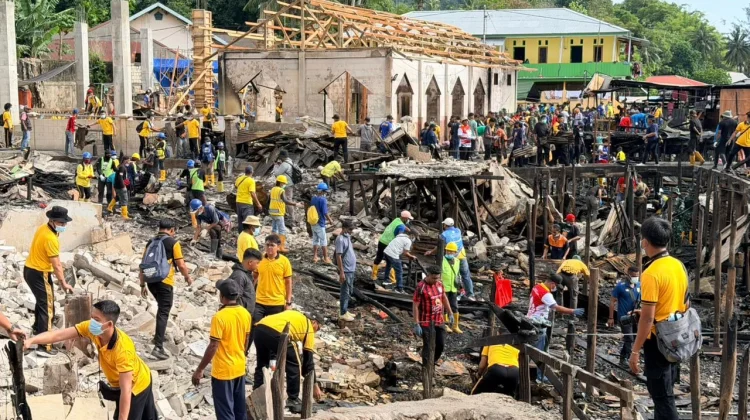 Polresta Jayapura Kota Bersama Forkopimda Bersihkan Lokasi Kebakaran Dok V