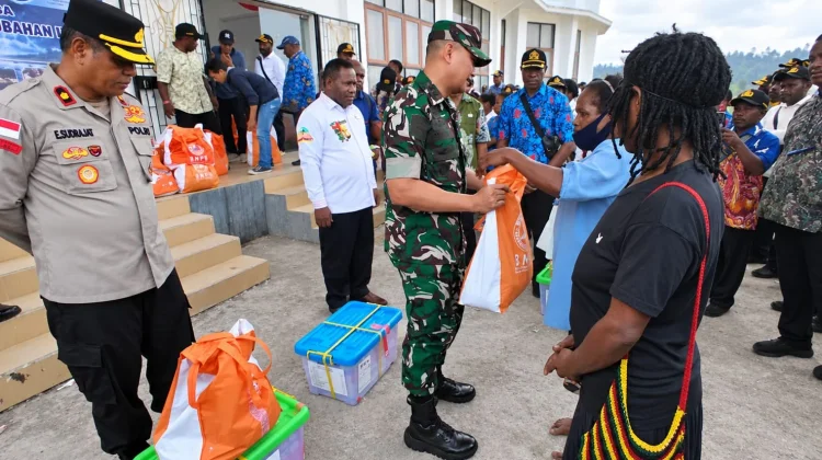 Kodim 1706/Nduga Kawal Penyaluran Bantuan BNPB bagi Warga
